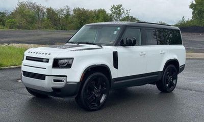 2023 Land Rover Defender 130 SE