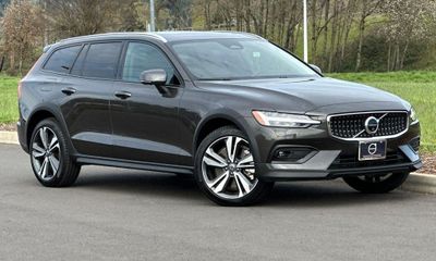 2025 Volvo V60CC Plus