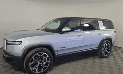 2025 Rivian R1S Adventure