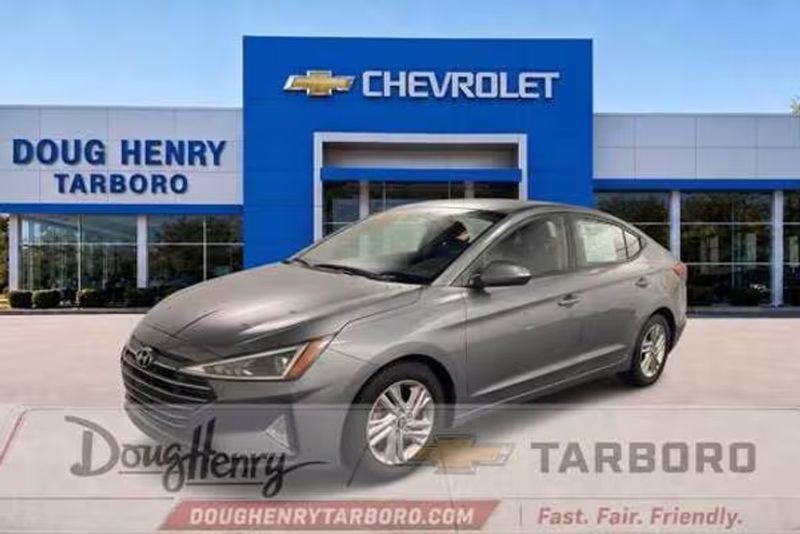 2019 Hyundai Elantra — a typically priced live listing