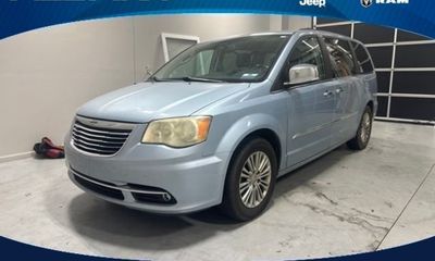 2013 Chrysler Town AND Country