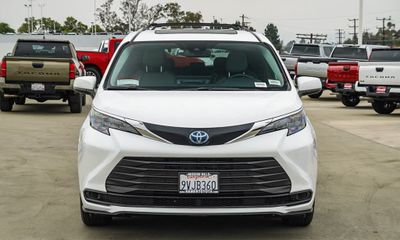 2025 Toyota Sienna LE