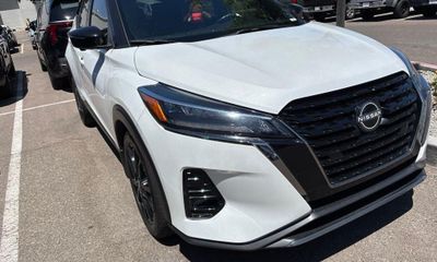 2023 Nissan Kicks SR