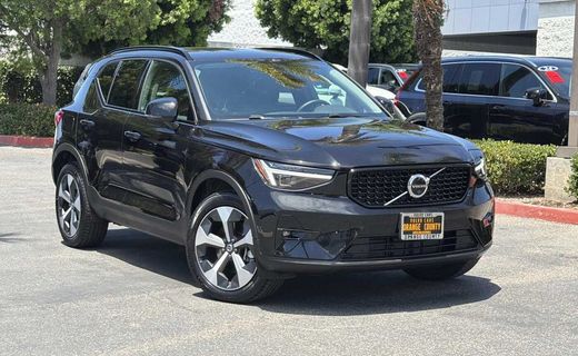 2026 Volvo XC40 Plus Dark