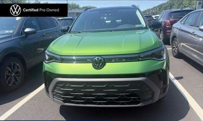 2025 Volkswagen Taos 4Motion SE Black