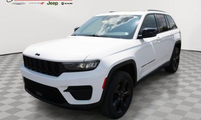 2023 Jeep Grand Cherokee Laredo Altitude