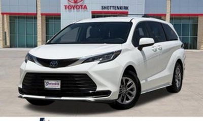 2022 Toyota Sienna LE