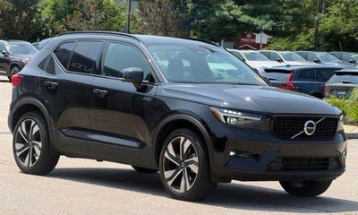 2025 Volvo XC40 Ultra Dark