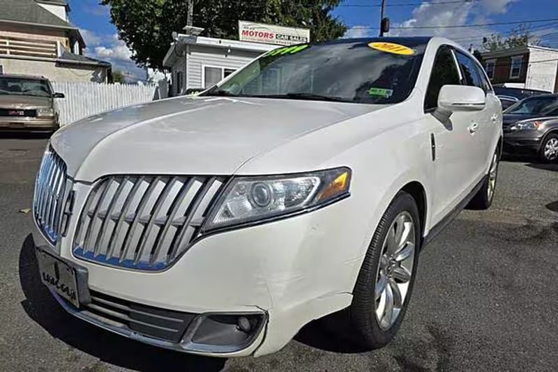 2011 Lincoln MKT — a typically priced live listing