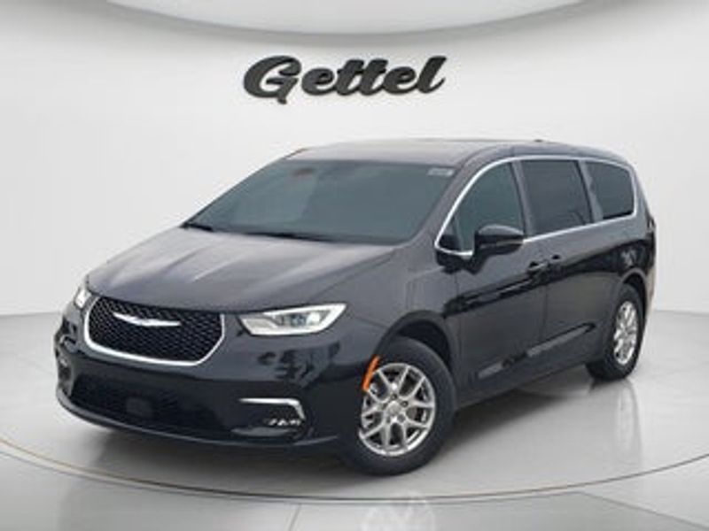 2025 Chrysler Pacifica — a typically priced live listing