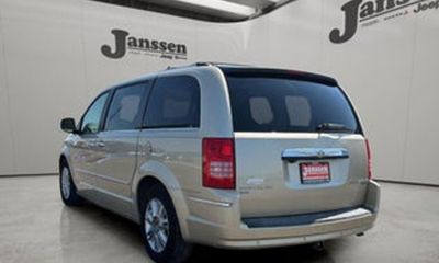 2010 Chrysler Town AND Country RT