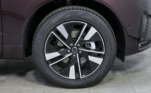 2026 Volvo XC60 Plus Dark