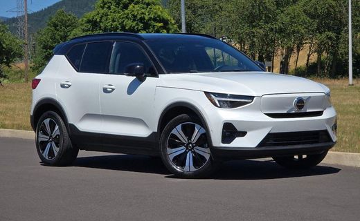 2023 Volvo XC40 Plus Dark