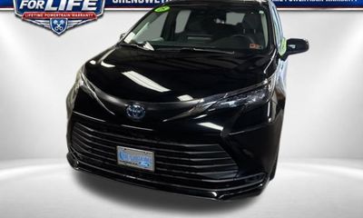 2025 Toyota Sienna LE