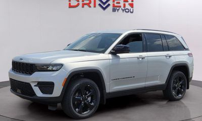 2025 Jeep Grand Cherokee Laredo Altitude