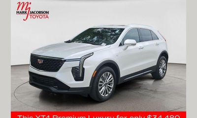 2025 Cadillac XT4 Premium Luxury