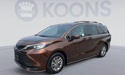 2023 Toyota Sienna LE