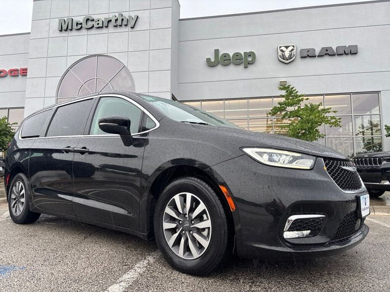 2023 Chrysler Pacifica Hybrid — a typically priced live listing