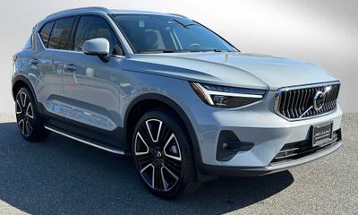 2025 Volvo XC40 Ultra Bright