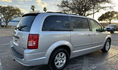 2010 Chrysler Town AND Country RT