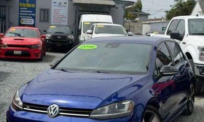 2016 Volkswagen Golf R Base W DCC