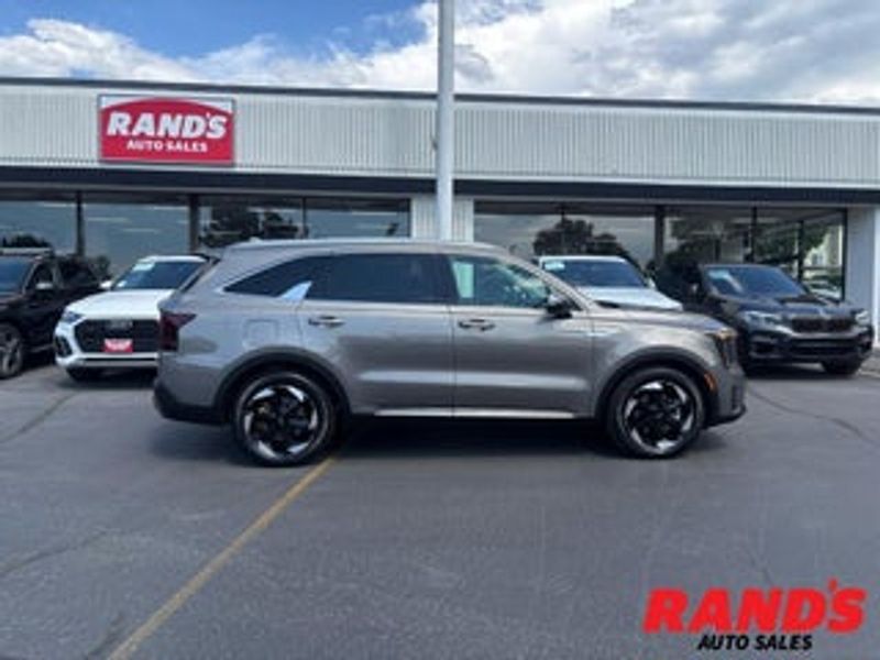 2025 Kia Sorento — a typically priced live listing
