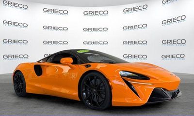 2023 McLaren Artura Base