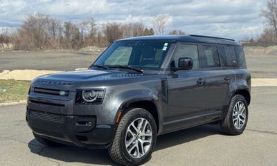 2023 Land Rover Defender 110 SE