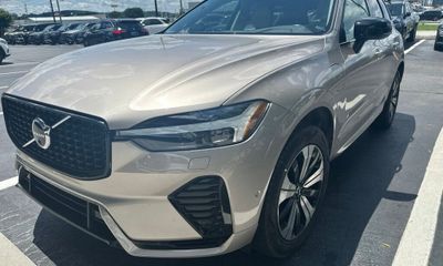2024 Volvo XC60 Plus Dark