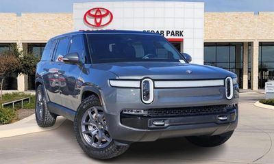 2024 Rivian R1S Adventure