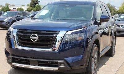 2025 Nissan Pathfinder SL