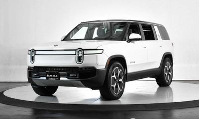 2024 Rivian R1S Adventure