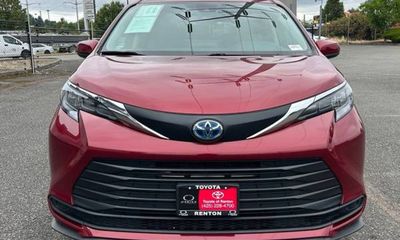 2024 Toyota Sienna LE