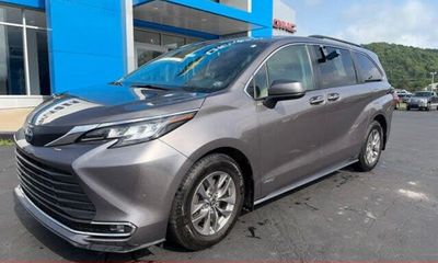 2021 Toyota Sienna XLE Plus Package