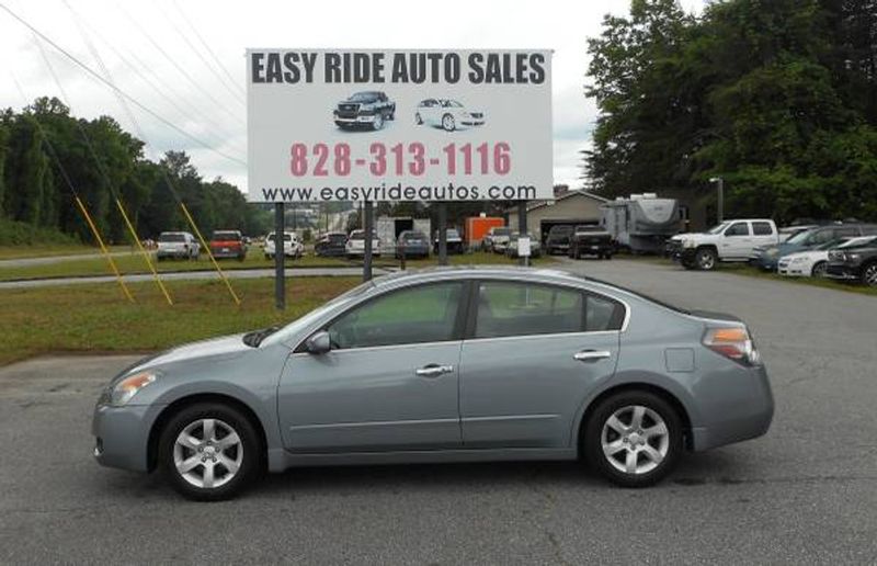 2009 Nissan Altima — a typically priced live listing