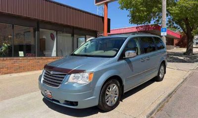 2010 Chrysler Town AND Country RT