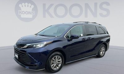 2023 Toyota Sienna LE