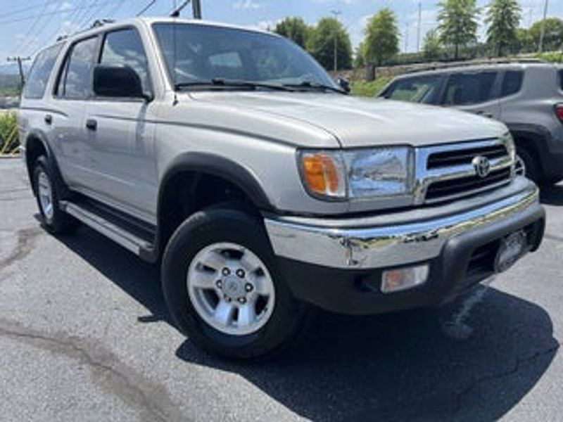 2000 Toyota 4runner — a typically priced live listing