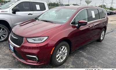 2023 Chrysler Pacifica Touring L