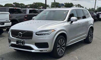 2022 Volvo XC90 Momentum