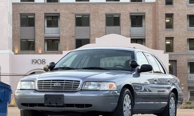 2006 Ford Crown Victoria Base