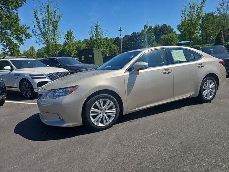 2015 Lexus ES — a typically priced live listing