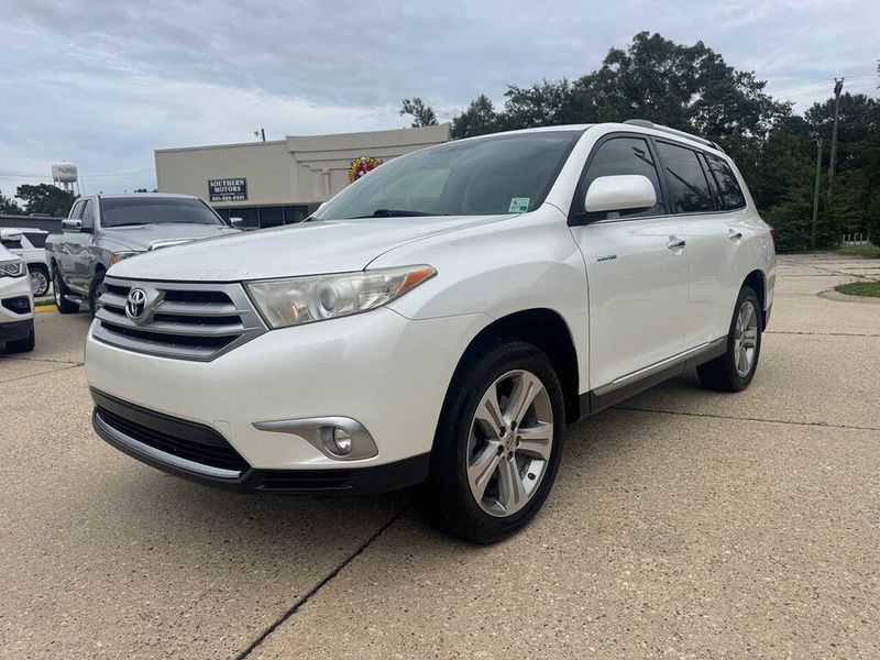2011 Toyota Highlander — a typically priced live listing
