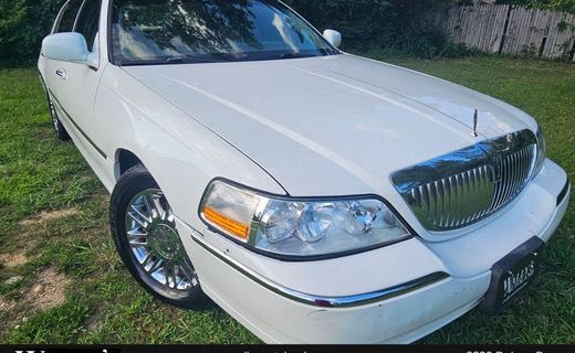 2010 Lincoln Town CAR Signature Limited
