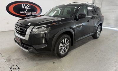 2025 Nissan Pathfinder SL