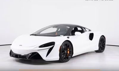 2023 McLaren Artura Base