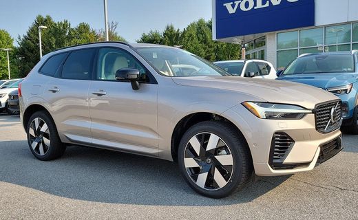 2025 Volvo XC60 Plus Dark