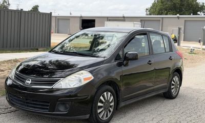 2011 Nissan Versa 18 S Hatchback