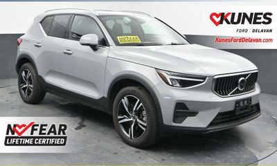 2025 Volvo XC40 Core