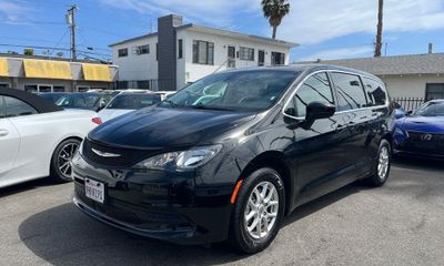 2023 Chrysler Voyager LX